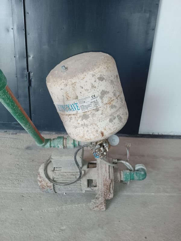 Bomba de agua monofásica con tanque presurizador - imagen 1