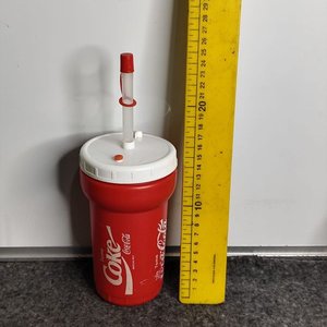 Vaso Coca-Cola Rojo con Tapa y Sorbete - imagen 1