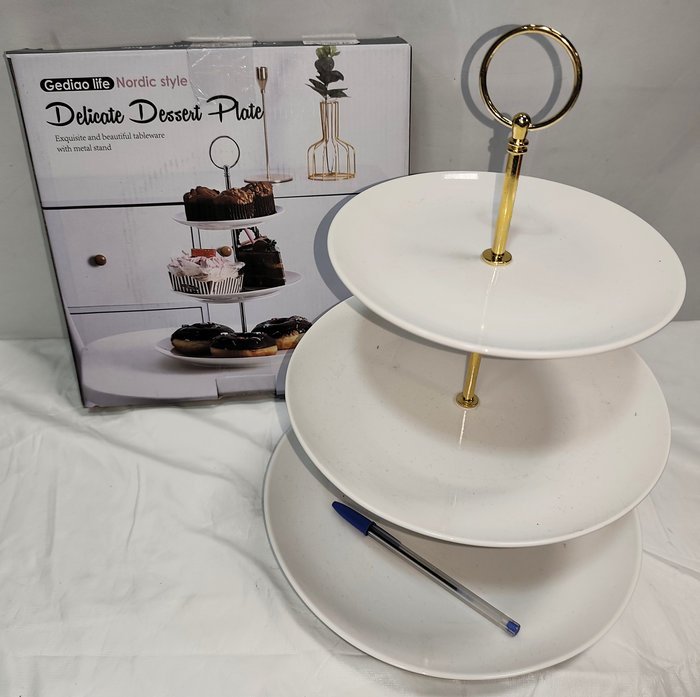 Bandeja Exhibidora de Postres de Loza Blanca con Soporte Dorado, 3 Niveles, Nueva en Caja