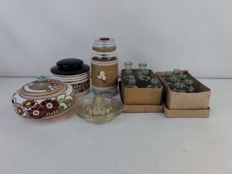 Lote siguiente: Colección de frascos y objetos decorativos