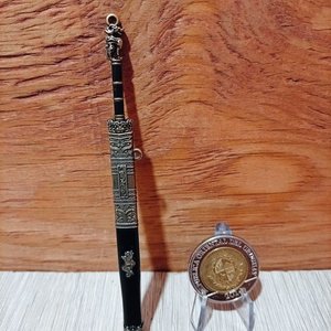 Lote de Medallas, Broches y Mini Espada Decorativa - imagen 4