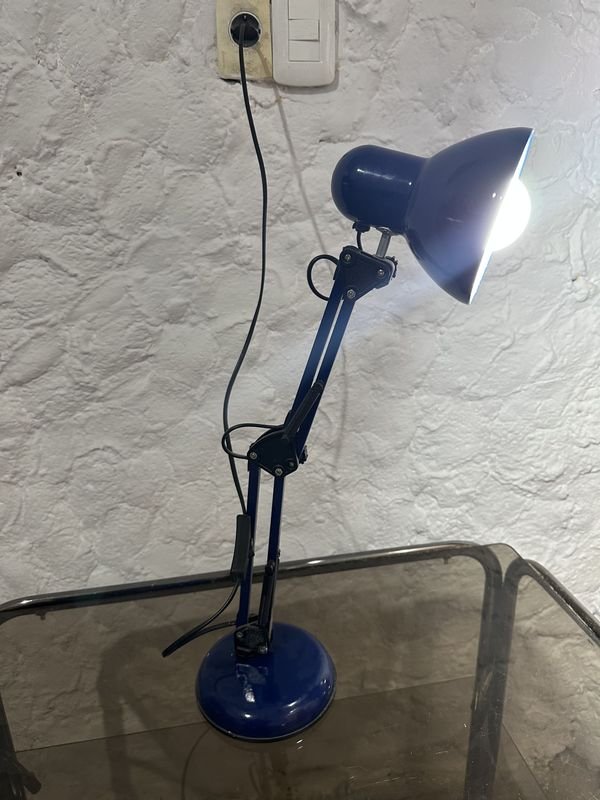 Lámpara de escritorio azul con base metálica - imagen 2