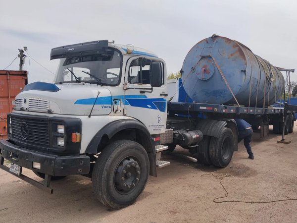Camión Mercedes-Benz con Tanque Cilíndrico Azul
