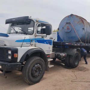 Lote siguiente: Camión Mercedes-Benz con Tanque Cilíndrico Azul