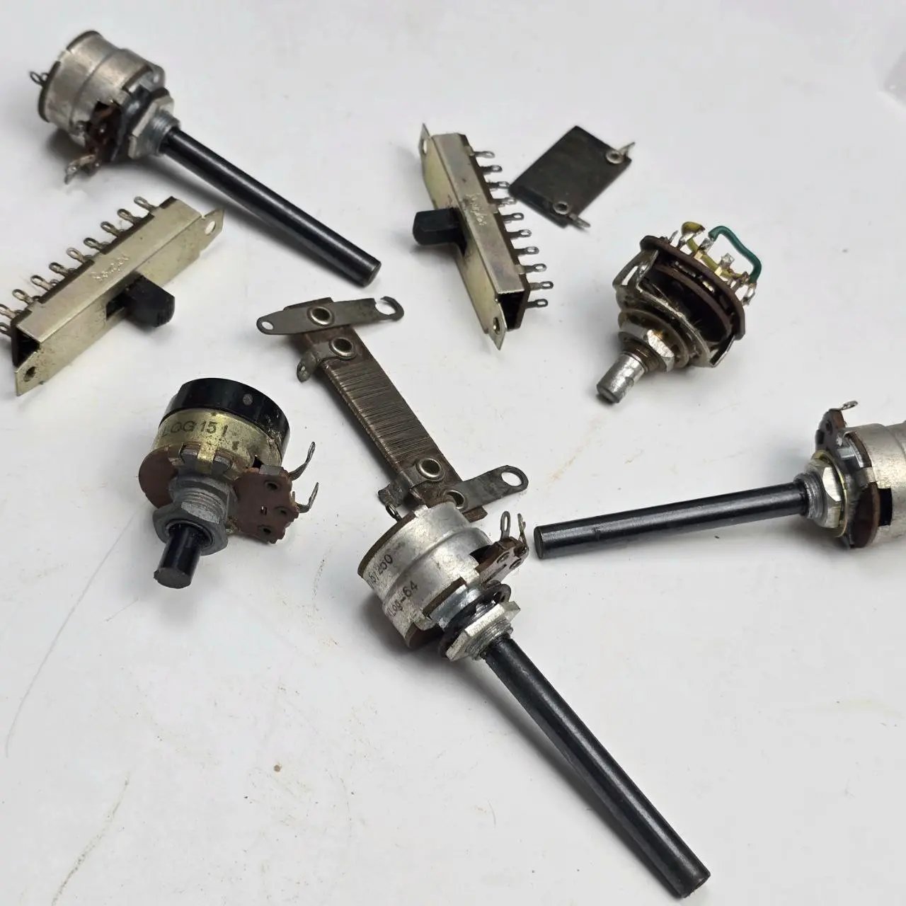 Item lote-18-reostatos-con-llave-y-llaves-varias - Image 1