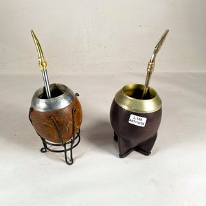 Lote anterior: Dos Mates de Cuero y Metal con Bombillas