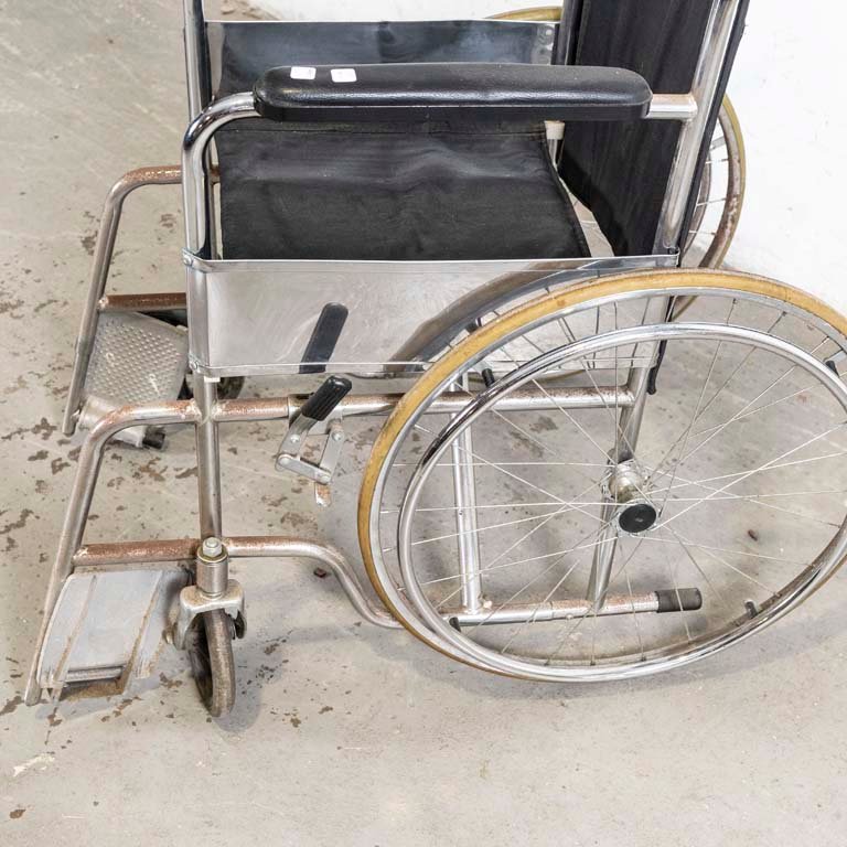 Silla de ruedas plegable para personas con discapacidad - imagen 2