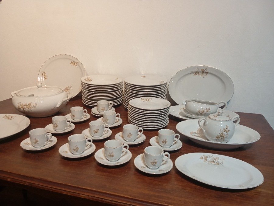 Lote anterior: Colección de piezas de porcelana OLMOS, más de 70 piezas