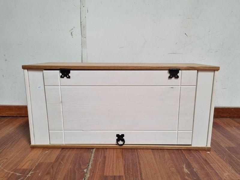 Arcón de Madera y Blanco con Herrajes Decorativos