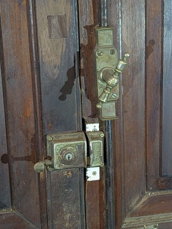Puerta antigua de cedro con marco de pinotea - imagen 7
