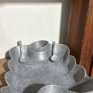 Lote anterior: Bandeja de metal con recipientes y cucharas