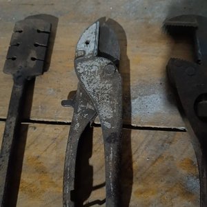 Lote de Herramientas Usadas: Inyector de Grasa, Llave, Pinza y Triscador - imagen 5