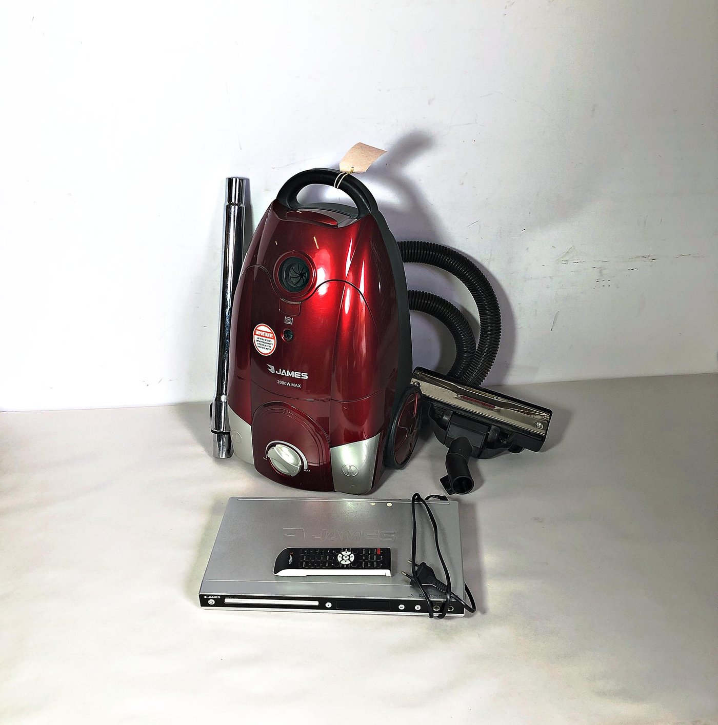 Aspiradora James 2000W Max con Accesorios y Reproductor DVD James con Control Remoto