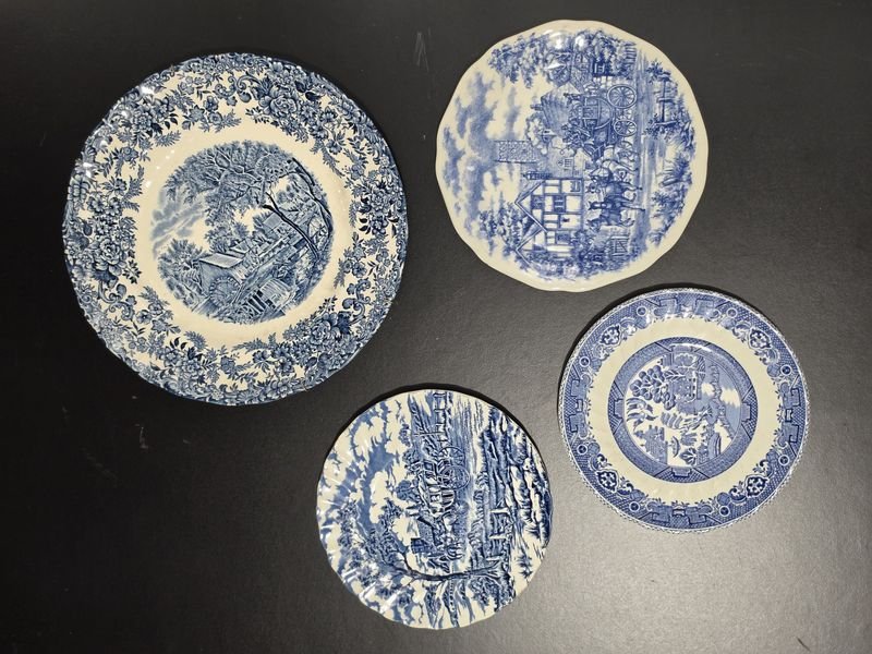 Juego de 4 Platos de Cerámica Inglesa con Decoración Azul y Escenas de Paisaje
