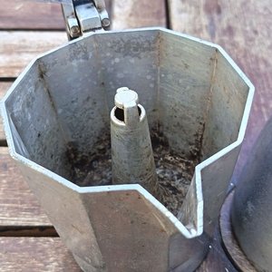 Cafetera italiana tipo moka de aluminio, con cuerpo octogonal, tapa, asa y filtro interior - imagen 7