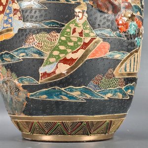 Jarrón Satsuma con Diseños en Relieve y Figuras Orientales - imagen 9
