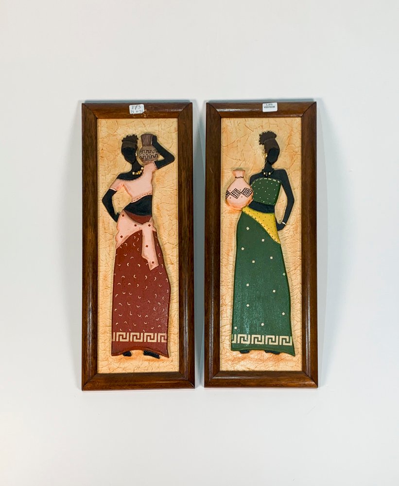 Dos Cuadros en Relieve: Damas Africanas con Vestidos Coloridos
