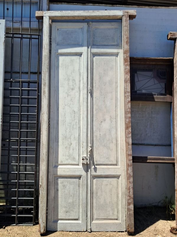 Puertas antiguas de madera con ventanas y barras metálicas - imagen 3