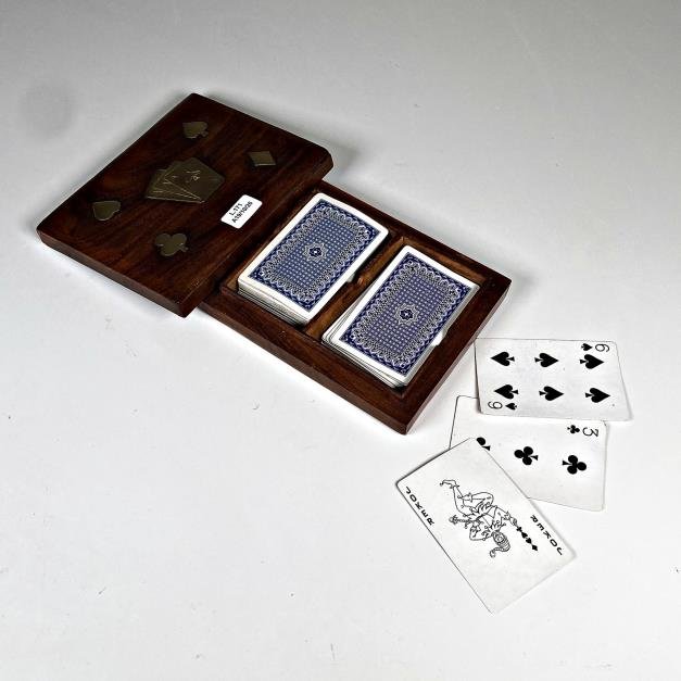 Caja de Madera y Bronce para Cartas con Naipes