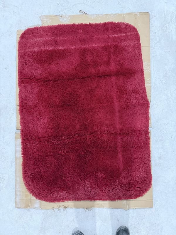 Alfombra Suave Rectangular Pelo Largo Color Rojo Vino 138x97cm