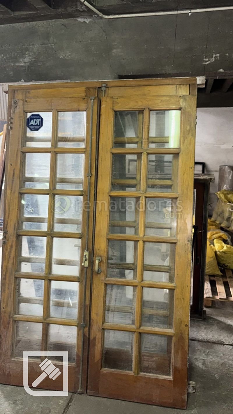 Puertas Dobles de Madera con Vidrio y Marco