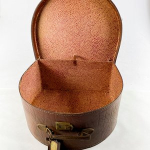 Sombrerera Antigua Marrón Fibra con Etiquetas de Viaje - imagen 2