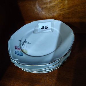 Lote siguiente: Set de 6 Platos Llanos con Borde Dorado y Diseño Floral