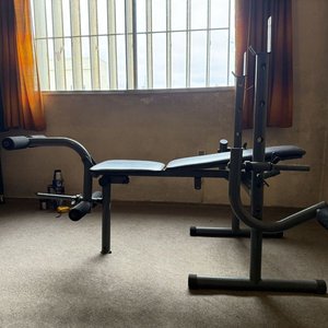 Banco de Pesas Multifuncional Gris con Respaldo y Asiento Acolchado - imagen 3