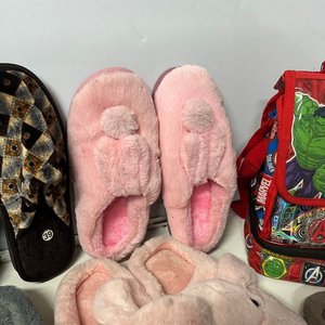 Mochila Infantil "Avengers" y 16 Pares de Pantuflas Variadas - imagen 3