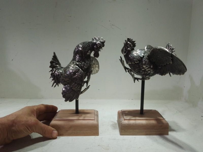 Antiguos Libros de Pisa con Gallos de Riña en Metal Plateado - imagen 4