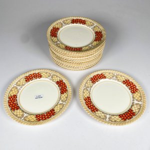 Dieciocho platillos de postre loza inglesa, bordes decorados diámetros 20 cm - imagen 2
