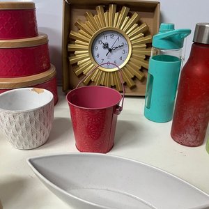 Lote Variado: Reloj Sol Dorado, Cajas Organizadoras Rosadas, Botellas, Velas y Más - imagen 4