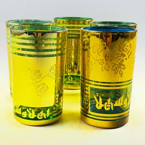 Conjunto de 5 Vasos de Vidrio con Guarda Dorada Floral y Caligrafía Árabe - imagen 3