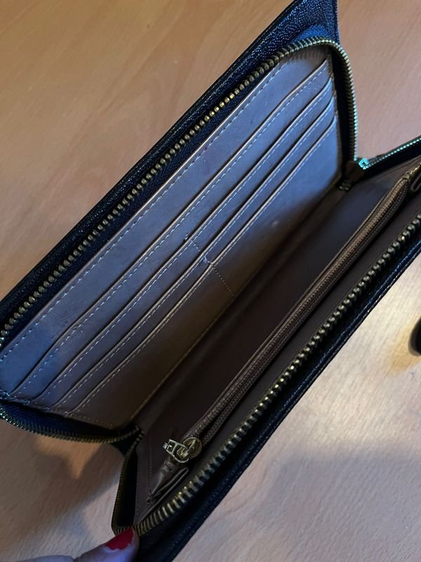 Billetera grande de cuero Anne Klein negra - imagen 2