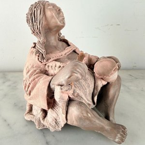 Escultura de terracota: figura indígena con bebé - imagen 2