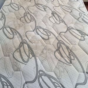 Sommier y Colchón de 2 Plazas con Base - Estampado Gris y Blanco - imagen 4
