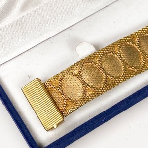 Dos Pulseras: Brazalete Dorado Enchapado y Pulsera Metálica con Circones - imagen 5