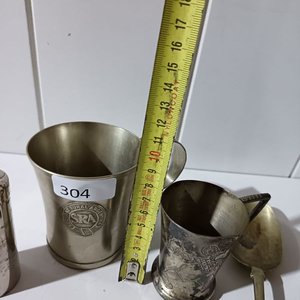 Lote de Utensilios Metálicos Antiguos: Pinza, Tazas, Cuchara y Tenedor - imagen 4