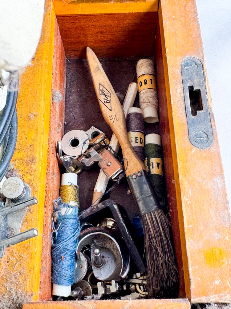 Maquina de coser Singer con llaves en estuche - imagen 7