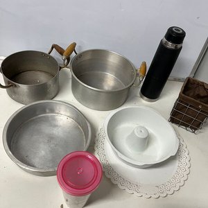 Lote de 8 piezas: Ollas de acero y aluminio, termo, asadera, budinera y vaso - imagen 9