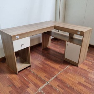 Escritorio Moderno en L Tono Madera Clara con Cajón y Estantes - imagen 2