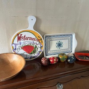 Lote siguiente: Conjunto Decorativo de Vajilla y Tabla de Cortar con Frutas