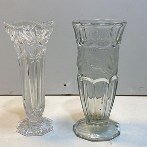 Lote siguiente: Dos Floreros de Vidrio: Cristal Tallado y Vidrio Moldeado con Relieve Floral
