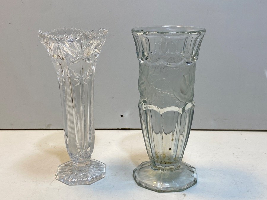 Dos Floreros de Vidrio: Cristal Tallado y Vidrio Moldeado con Relieve Floral