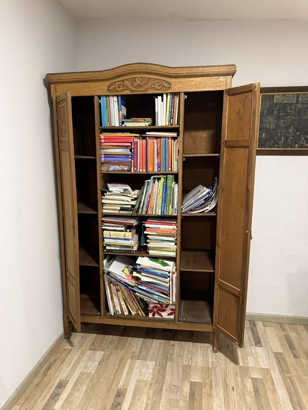 Estantería de roble de dos puertas - imagen 4