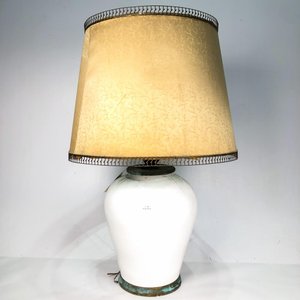 Lote siguiente: Lámpara de Mesa Vintage en Porcelana Blanca con Pantalla Grande