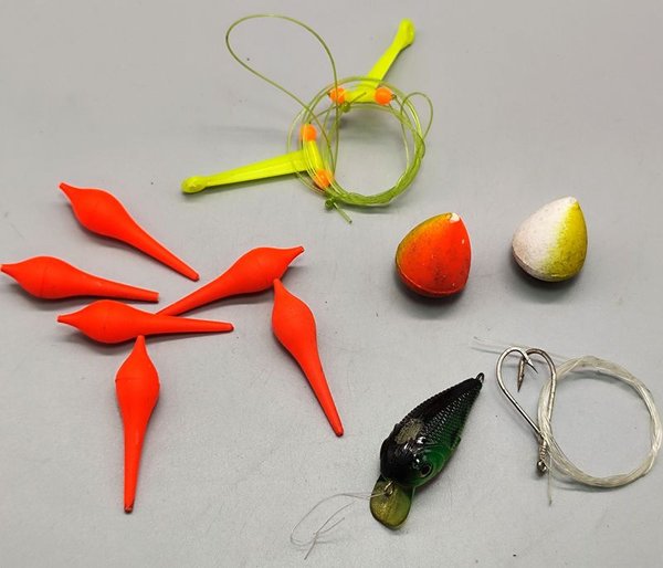 Lote de Accesorios de Pesca: Boyas Naranjas, Señuelo Artificial y Líneas con Anzuelos - imagen 1