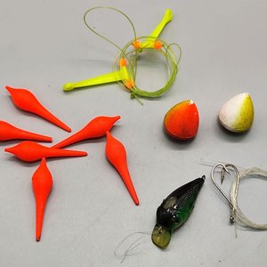 Lote de Accesorios de Pesca: Boyas Naranjas, Señuelo Artificial y Líneas con Anzuelos - imagen 1