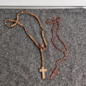 Lote anterior: Dos Rosario de Madera y Piedra con Cruces