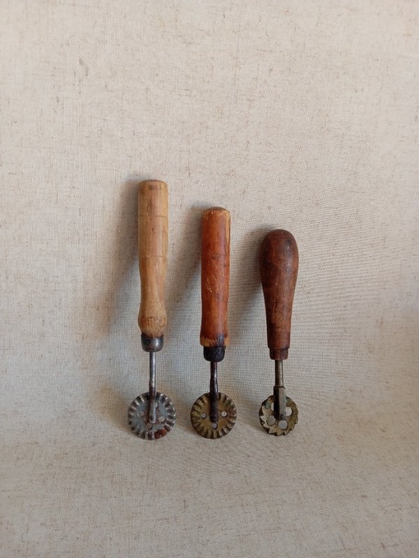 Tres cortas antiguas con rueda de bronce - imagen 2